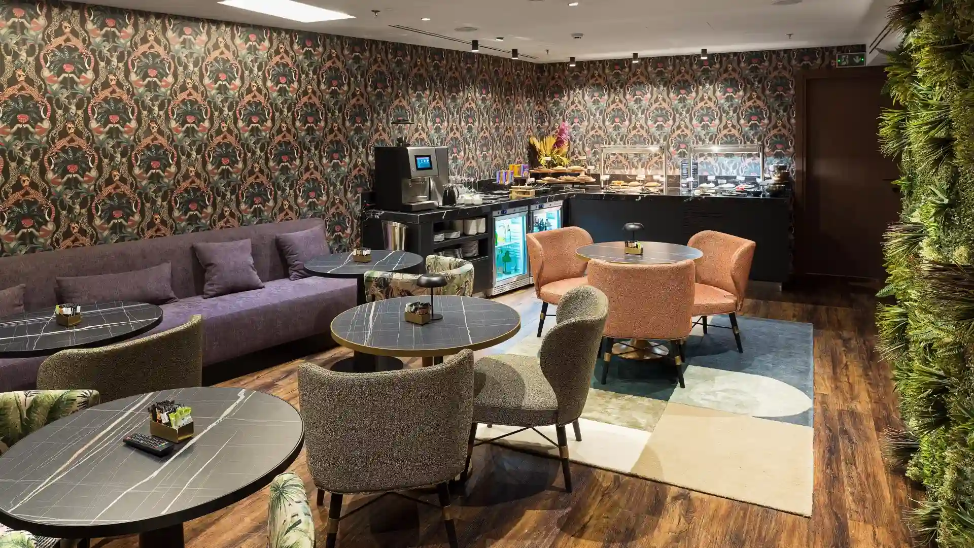 $clashBusinessLoungePhotoAlt